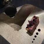 クラフタル - ・ブーダンノワールのマカロン 玉ねぎとウーシャンフェン  ・鴨パテアンクルート