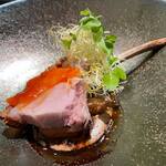 クラフタル - ・花悠仔豚(かしゅうこぶた) セップ茸のソース 田中農場の卵、卵黄の塩漬け　 山椒のスプラウト  仔豚ちゃんの皮目がザックザクなの！♡ はぁ、すっごく美味しい。