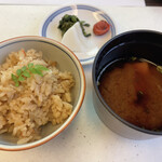Wadukuri Moegi - 鶏とごぼうの炊き込みご飯、香の物、赤だし