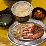 赤身肉とホルモン焼き コニクヤマ - 