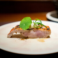 アカ - 勝浦の金目鯛の炭火焼き 京都大原の菊芋のピューレ