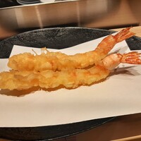 天麩羅とお蕎麦　三輪 - ピンと姿勢のいい海老の天麩羅は、衣がサクッと薄くプリッと詰まった身が甘い理想の仕上がり