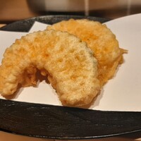 天麩羅とお蕎麦　三輪 - 分厚いけどホクホク柔らかなえびすかぼちゃの天麩羅、天つゆはもちろん雪塩も甘味×塩味が絶妙