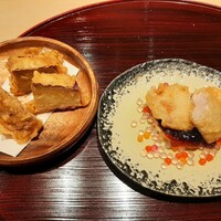 天麩羅とお蕎麦　三輪 - 左はじっくり時間をかけて揚げたさつま芋の天麩羅、右はキラキラのビジュアルにときめくモウカザメの天麩羅