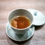 USHIGORO S. - 白トリュフとスッポンの牛コンソメスープ