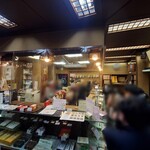 黒松本舗 草月 - １２月３１日の夜の店内