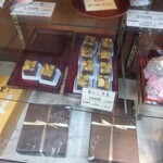 黒松本舗 草月 - ショーケース内の栗むし羊羹