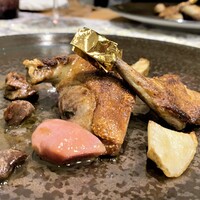 クリマ ディ トスカーナ - ランド産仔鳩 青森花梨コンポート ティムールベリー　々な部位を用意して下さいました、もも肉・胸肉、内臓系でレバー・砂肝・ハツと。 青森の花梨を赤ワインでコンポートした甘さに、マダガスカル産のティムールベリー（花椒）のピリッとしたスパーシーさが仔鳩のお肉に相性良く旨味を引き立てています♪