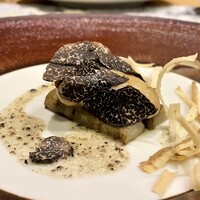 クリマ ディ トスカーナ - 三陸牡蠣コンフィ 青森ゴボウ トスカーナの香り 藁で牡蠣を燻してからコンフィにした、その香りの良さに厚く切った黒トリュフが重なり得も言えぬハーモニー♪ 牡蠣が滋味深い味わいですとても。 コンフィにしたゴボウにはローズマリーとタイムの香りをのせ、根菜の食感の良さと土臭さも感じるそんな味わい♪