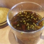 イムイェム - カウンターの調味料：ナンプラｰに唐辛子入り