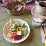 ログペンションセシルクラブ - サラダと飲むヨーグルト