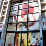 フィアットカフェ - 店舗外観（2008年12月）。施設オープン時の壁面はルパン三世でした。