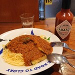 チャヤ - 茄子ミートソース  大盛お願いすると……業務用のでかいタバスコがきたロメスパらしいこういうの好きだなぁ