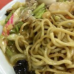 中華料理 喜楽 - 五目焼ソバ 麺の接写。