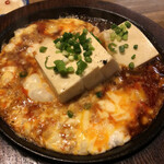 かつ久 無庵 - 鉄板豆腐チーズと卵のフワトロ焼き660円