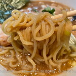 Men Ya Mara - やまらぁの麺 しっかりした食べ応えの麺で濃厚スープによく絡んでいます