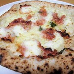 PIZZERIA MIA - サラメピッカンテ、焼いたトコ