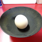 ラーメン二郎 - 生たまご、殻が結構硬かった