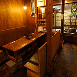 焼肉あらたよ - 店内1F「庭の見えるテーブル席」