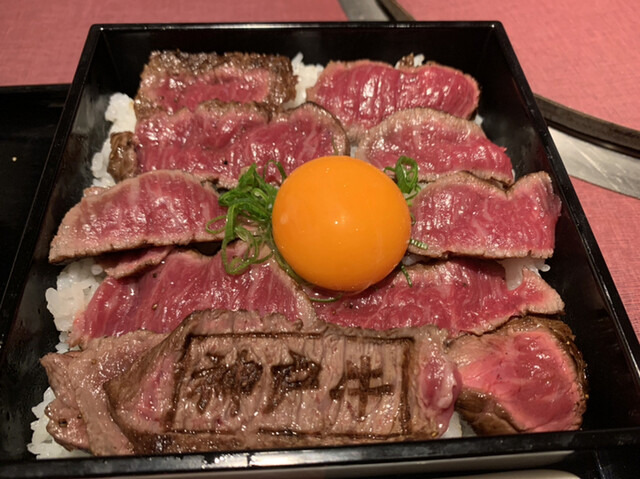 神戸牛のステーキ重が1800円って 流石に固いお肉なんでしょ って思って食べてド肝抜かれました By Mira Luce 閉店 神戸牛焼肉 八坐和 東門店 旧店名 神戸牛焼肉 神戸たん龍 三宮 神戸市営 焼肉 食べログ