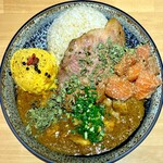 Yoshida Kare - 鮭と舞茸のカレー・サーモン漬け・ローストポーク・ポテトサラダ