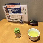Kawa Ume - テーブルの上に
      メニュー・爪楊枝・呼びボタン・出してくれた熱茶