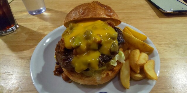 横須賀ネイビーバーガーはかぶりつくよりナイフ フォークで By Kazu Tsunami 津波 旧店名 La Costa 汐入 ハンバーガー 食べログ