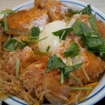 かつや - 三つ葉が乱暴に散らされ。卵が中央にポトリ！豪華に見える！