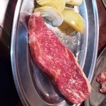 焼肉酒房極 - つぼ漬けカルビの中身はこんな感じ