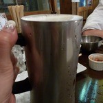 酒場 エルビス - 特製カップでのむキリンビール。かなり軽いアルミカップです。