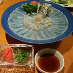 Aoshima Sankumaru - 紅葉おろし、アサツキ、ポン酢でいただきます。お皿に盛られている付け合せのネギも美味しいです