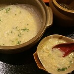 青島サンクマール - 定番の雑炊です。大鍋で供されますが、いくらでも入ります