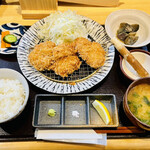 箱崎 井のかわず - アオサ入りの旨味噌汁、甘めの茄子のおひたし、キャベツは青じそドレッシングで。この内容で1,000円税込は嬉しく並んだ甲斐あった。