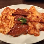 ホルモン焼肉・盛岡冷麺 道 - 激辛ホルモン3点盛（上ホルモン・上ミノ・マルチョウ）