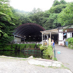 大自然の里 吾妻庵 - 手前は釣堀、奥が流し素麺