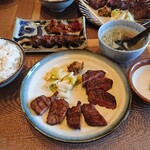 たんや 練 - 2種盛りランチ　とろろ、麦めし（大盛り無料）、スープ、ドリンク付きです。