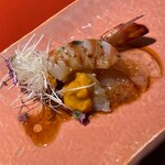 眞善美 - レアな車海老の下にクラゲと釧路の雲丹 中華風ソース