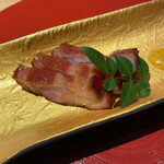 眞善美 - 水飴を塗った群馬のブランド豚加藤ポークの焼豚　マスタード