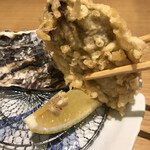 天ぷら 天喜代 - 牡蠣４４０円。大ぶりな牡蠣です。一見、硬そうに見えますが、中はジューシーな火入れで、とーっても美味しくいただきました（╹◡╹）（╹◡╹）