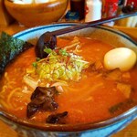 白樺山荘 - 辛みそラーメンにサービスのゆで卵トッピング。