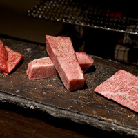 西麻布 肉粋やまもと - 左からランプ、とろ舌、ロース(かぶり)