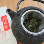 一保堂茶舗 - 鉄瓶の急須で淹れます