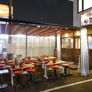 Terrace seating with a spacious feel, counter seating and horigotatsu-style tatami seating available.