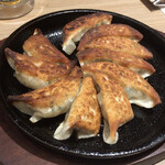 Kakuyasu Biru To Tetsunabe Gyouza San Roku Go Sakaba - カリッと焼き上がりが美味しそう。