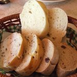 リストランテ ヴァレンティーノ - 自家製パン（パルミジャーノ、ごま、レーズン）