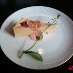 珈琲・和飲 花筐 - 桜のレアチーズケーキ