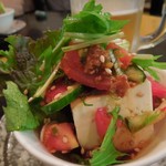 中華酒膳 幸龍 - （2012/7月）この日のお通しは木綿豆腐の冷奴の上にきゅうりやトマトや水菜がのっているもの