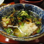 あつた蓬莱軒 - 3杯目は、それぞれの薬味の上に鰹出汁をかけて。