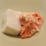 虎白 - 苺アイスクリームと道明寺粉で仕上げたココナッツミルク入り蓮根餅