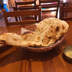 Bombei - おかわりのサラミス級のナン。ちょうど胃袋のカタチ